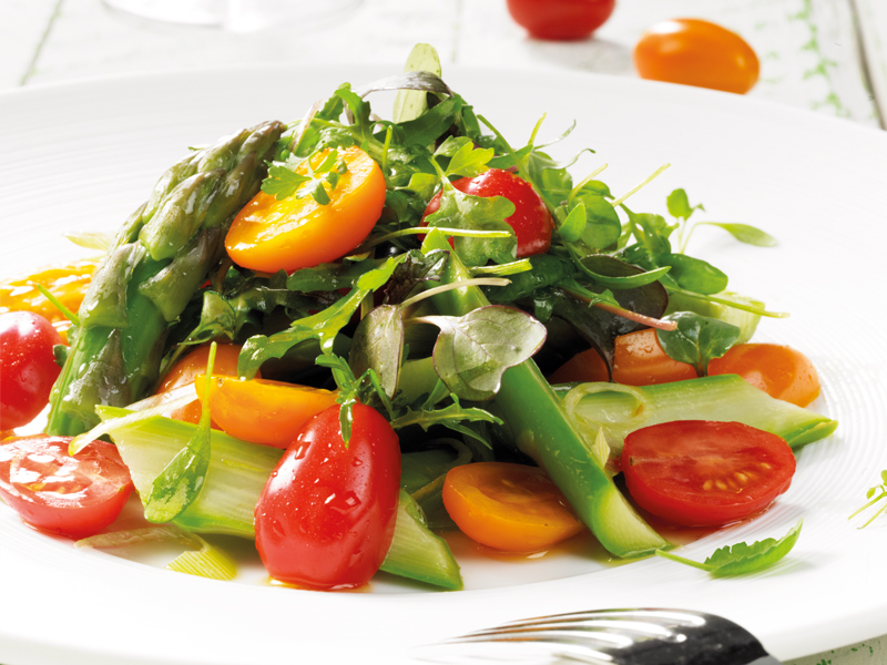 Salade de tomates cerise, micro-pousses et asperges vertes
