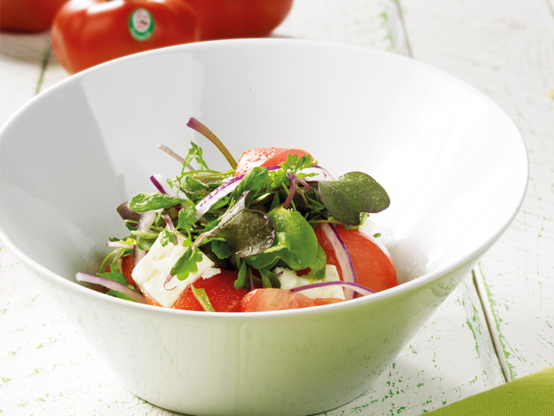 Salade de tomates cerise, micro-pousses et asperges vertes